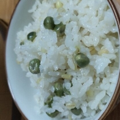 庭でとれたグリンピースで。
初めての豆ご飯でしたが、とても美味しく炊けました！子どもたちも喜んで食べてくれました♪
素敵なレシピをありがとうございます♡